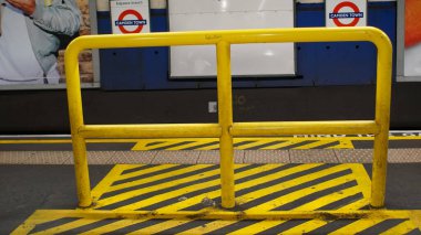 Londra, İngiltere, 20 Mart 2020: Londra metro platformu bariyeri