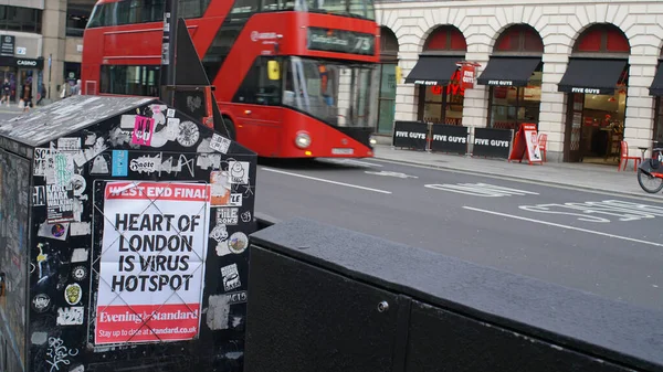 Londra, İngiltere, Mart, 20, 2020: Çift katlı virüsle ilgili poster