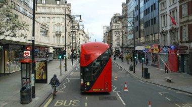 Londra, İngiltere, Mart, 20, 2020: Bisikletçi, çift katlı Londra koronavirüsü.