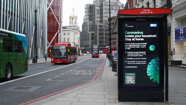 Londra, İngiltere, Mart, 20, 2020: Londra Coronavirus çıkışındaki boş otobüs durağı