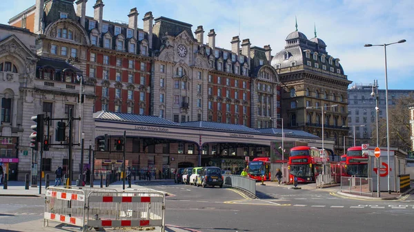 London, UK, March, 20, 2020: Victoria station at London coronavirus lockdown — Stock Photo, Image