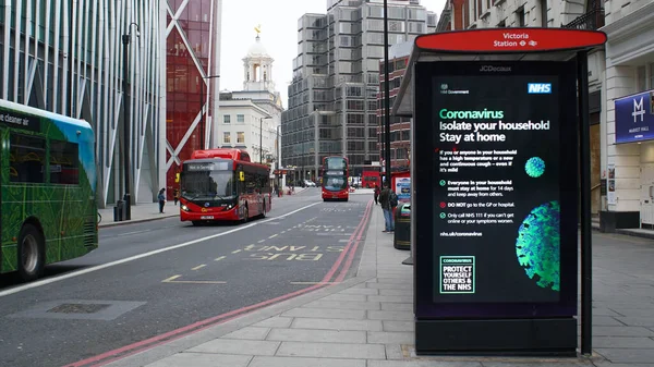 Londen, Verenigd Koninkrijk, 20 maart 2020: Lege bushalte bij London coronavirus lockdown — Stockfoto