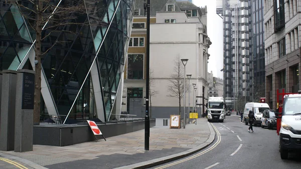 London, UK, March 20, 2020: Gherkin business building and the red brick sign on empt street. 런던 코로나 바이러스 봉쇄 — 스톡 사진