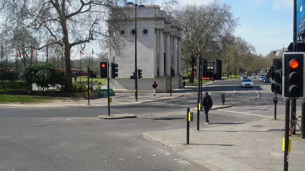 London, UK, March, 20, 2020: Crossroads with red traffic lights on empty streets. London coronavirus lockdown — Stock Photo, Image