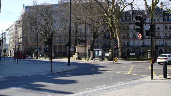 Londres, Reino Unido, 20 de marzo de 2020: Encrucijada en calles vacías cerca de la estación Victoria. Bloqueo del coronavirus en Londres — Foto de Stock