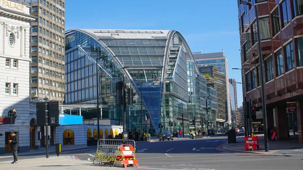 Londres, Reino Unido, 20 de marzo de 2020: Amplia carretera vacía cerca de la estación Victoria. Bloqueo del coronavirus en Londres — Foto de Stock