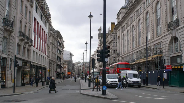 Londra, İngiltere, 20 Mart 2020: Kentteki sokaklar. Londra koronavirüsü kilitlendi