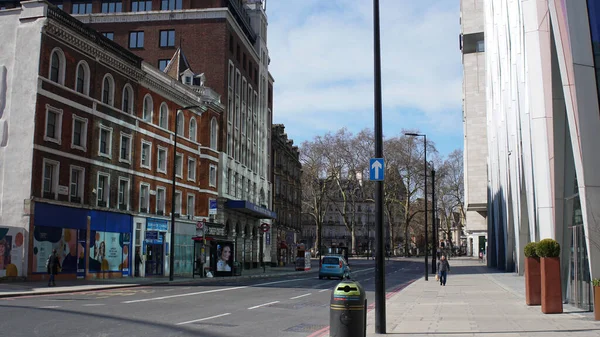 London, UK, March, 20, 2020: Beautiful old building on deserted street in city. London coronavirus lockdown — Stock Photo, Image