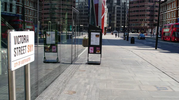 London, UK, March, 20, 2020: Victoria street sign near glass wall at quarantined institution on empty street. London coronavirus lockdown — Stock Photo, Image