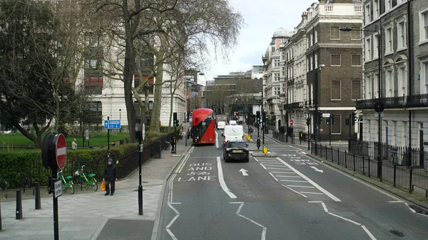 London, UK, March, 20, 2020: Empty street lane for dubble dekker near park. London coronavirus lockdown — Stock Photo, Image