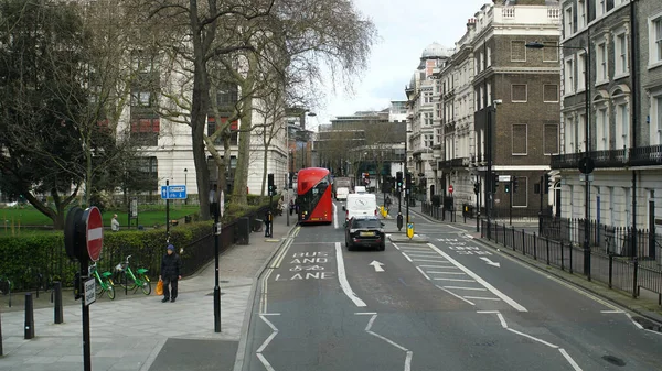 Londra, İngiltere, 20 Mart 2020: Park yakınlarındaki Dubble Dekker için boş sokak şeridi. Londra koronavirüsü kilitlendi