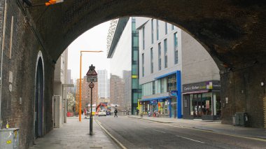 Londra, İngiltere, Mart, 20, 2020: Köprü altındaki eski kemer Londra koronavirüsü kilitlenmesi