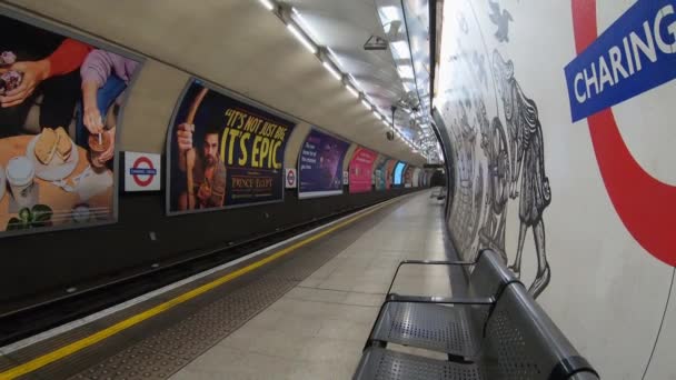 Londyn, Wielka Brytania, marzec, 20, 2020: Podziemna platforma Timelapse z pociągiem i człowiekiem na pustej stacji metra przy zamknięciu koronawirusa. — Wideo stockowe
