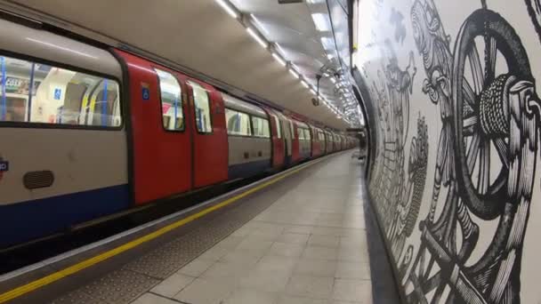 Лондон, Великобритания, 20 марта 2020: Три подземных поезда на пустой станции метро при блокировке коронавируса. Timelapse — стоковое видео