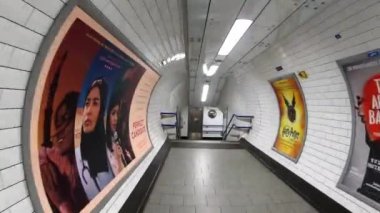 Londra, İngiltere, 20 Mart 2020: Coronavirus tecrit istasyonundaki metro geçidi boyunca ilerleyin