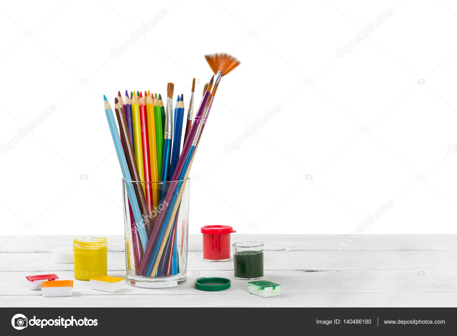 Matite colorate e pennelli per disegnare in vetro e acquerello dolore — Foto Stock