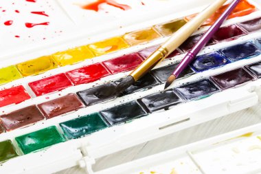 Sanatsal suluboya boya ve iki fırçalar