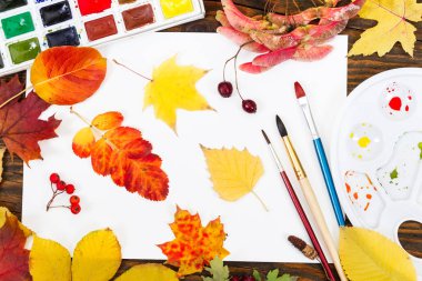 Beyaz kağıt, boyalar, fırçalar ve Tortum levha ile kompozisyon