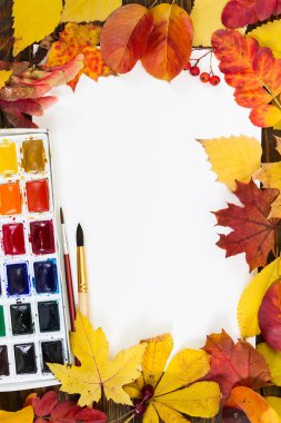 Beyaz kağıt, boyalar, fırçalar ve Tortum levha ile kompozisyon