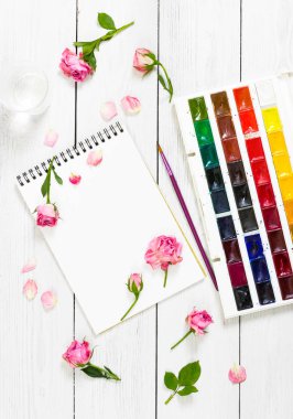 Sketchbooks, fırçalar, suluboya boya ile düz yatıyordu kompozisyon
