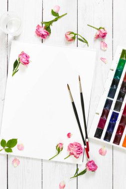 Sketchbooks, fırçalar, suluboya boya ile düz yatıyordu kompozisyon