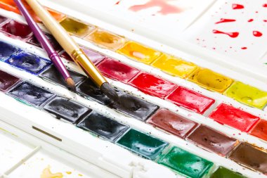 Sanatsal suluboya boya ve iki fırçalar