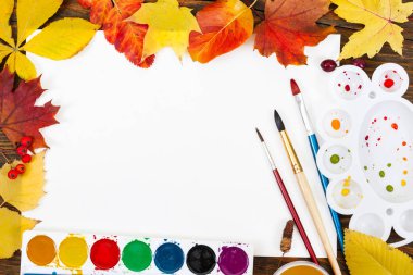 İşyeri sanatçı. Kağıt yaprağı, boyalar, palet, fırçalar bir