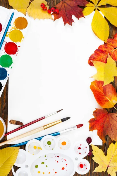 Komposition mit weißem Papier, Farben, Pinseln und Herbst — Stockfoto