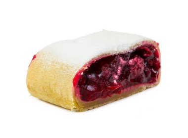 Beyaz izole vişneli turta ile pudra şekeri serpilir 