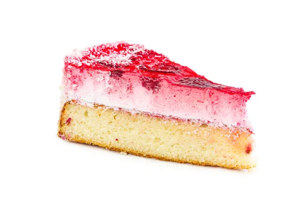 Pièce de gâteau avec soufflé et fraises, recouvert de paille — Photo