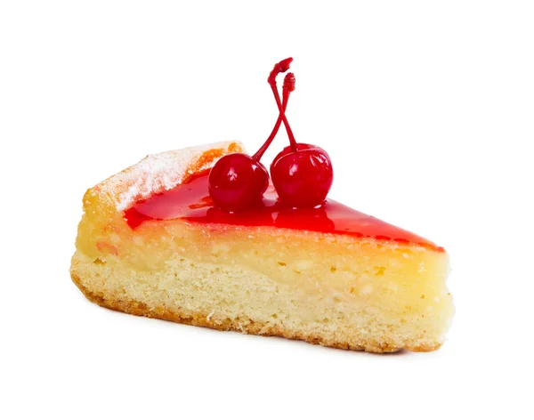 Stück Quarkkuchen mit zwei Kirschen und Kirschsirup — Stockfoto