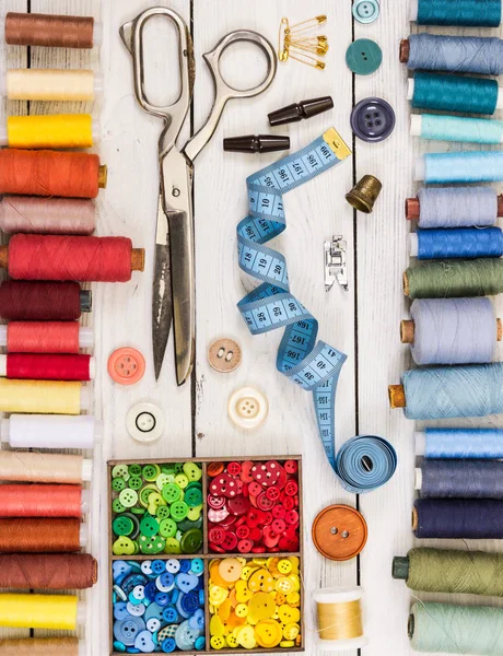 Tesoura velha, botões, fios, fita métrica e suprimento de costura — Fotografia de Stock