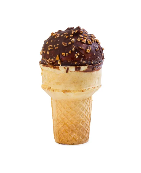 Мороженое с шоколадной глазурью и орехами в вафельной чашке — стоковое фото