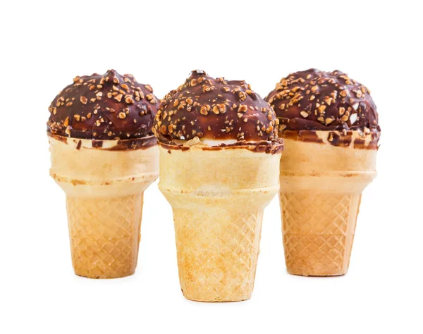 Drie ijs met chocolade slagroom en noten in wafel cup — Stockfoto