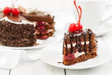 Kiraz ahşap arka plan üzerinde ile çikolatalı kek