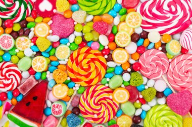 Renkli lolipop ve farklı renkli şeker yuvarlak.  
