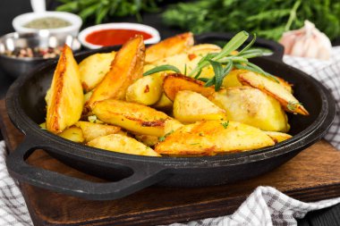 Biberiyeli kızarmış patates.