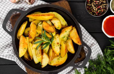 Dökme demir tavada, rustik styl taze biberiye ile kızarmış patates