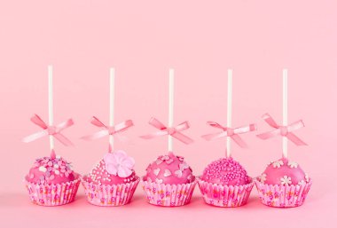 Pembe buzlanma, dekoratif sprinkles ile beş romantik pop kek 