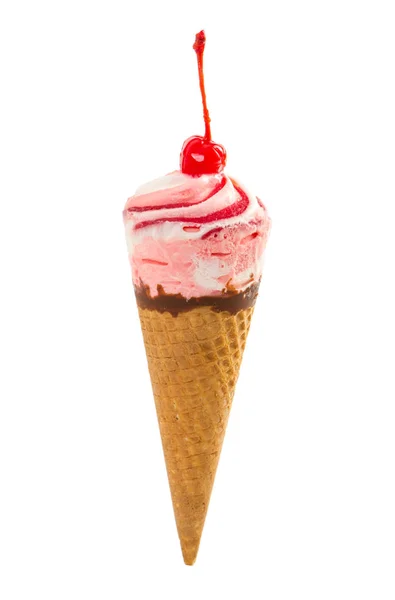 Ice cream maraschino cseresznye a waffle kúp — Stock Fotó