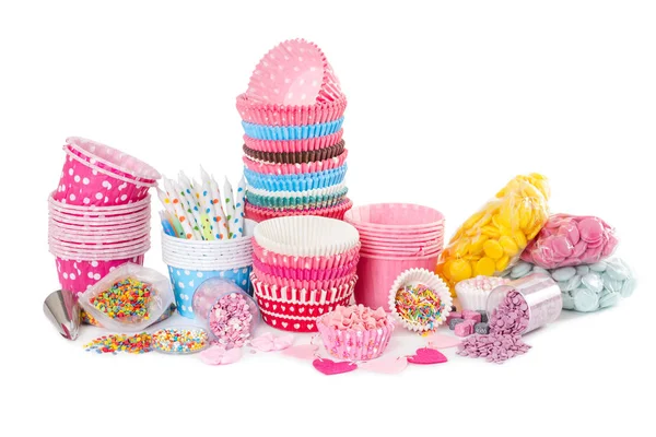 Copas de papel para cupcake y espolvoreo colorido para decorar —  Fotos de Stock