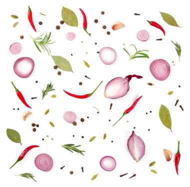 Beyaz arka plan üzerinde izole çeşitli baharatlar. 