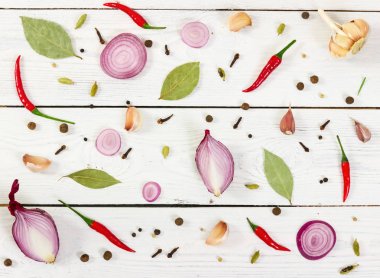 Ahşap arka planda çeşitli baharatlar.  