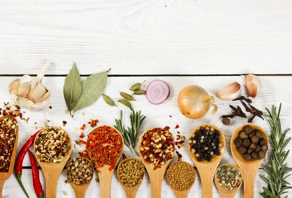 Tahta kaşık içinde farklı baharatlar. Üstten Görünüm.