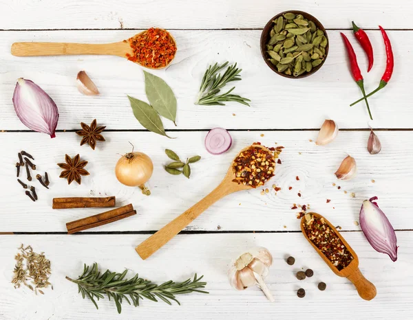 Hafif ahşap zemin üzerine çeşitli baharatlar. 