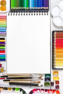 Beyaz ahşap zemin üzerinde sanatçı çalışma alanı 