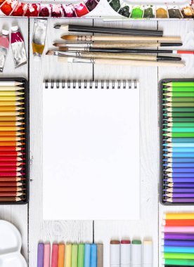  Beyaz ahşap zemin üzerinde sanatçı çalışma alanı. Yukarı alay. 