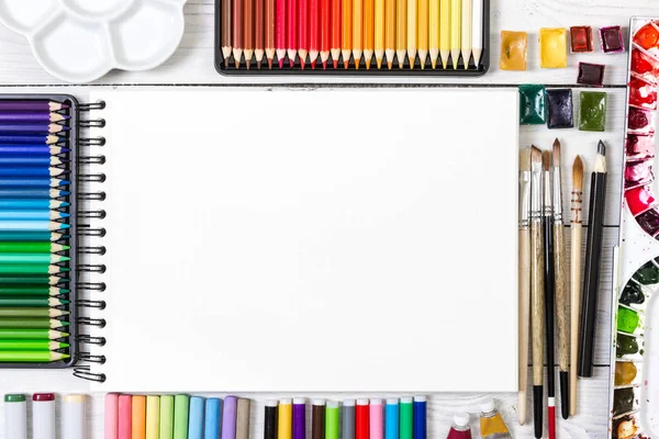 Beyaz ahşap zemin üzerinde sanatçı çalışma alanı. 