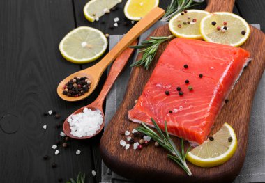 Baharatlar ve limon ile taze somon fileto.