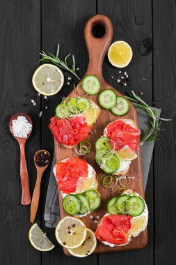 Bruschetta somon ve taze salatalık ile. 